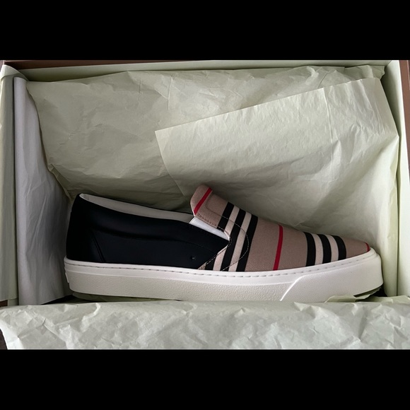 BURBERRY Low Top Sneaker (no longer available online or in store) - Picture 2 of 9